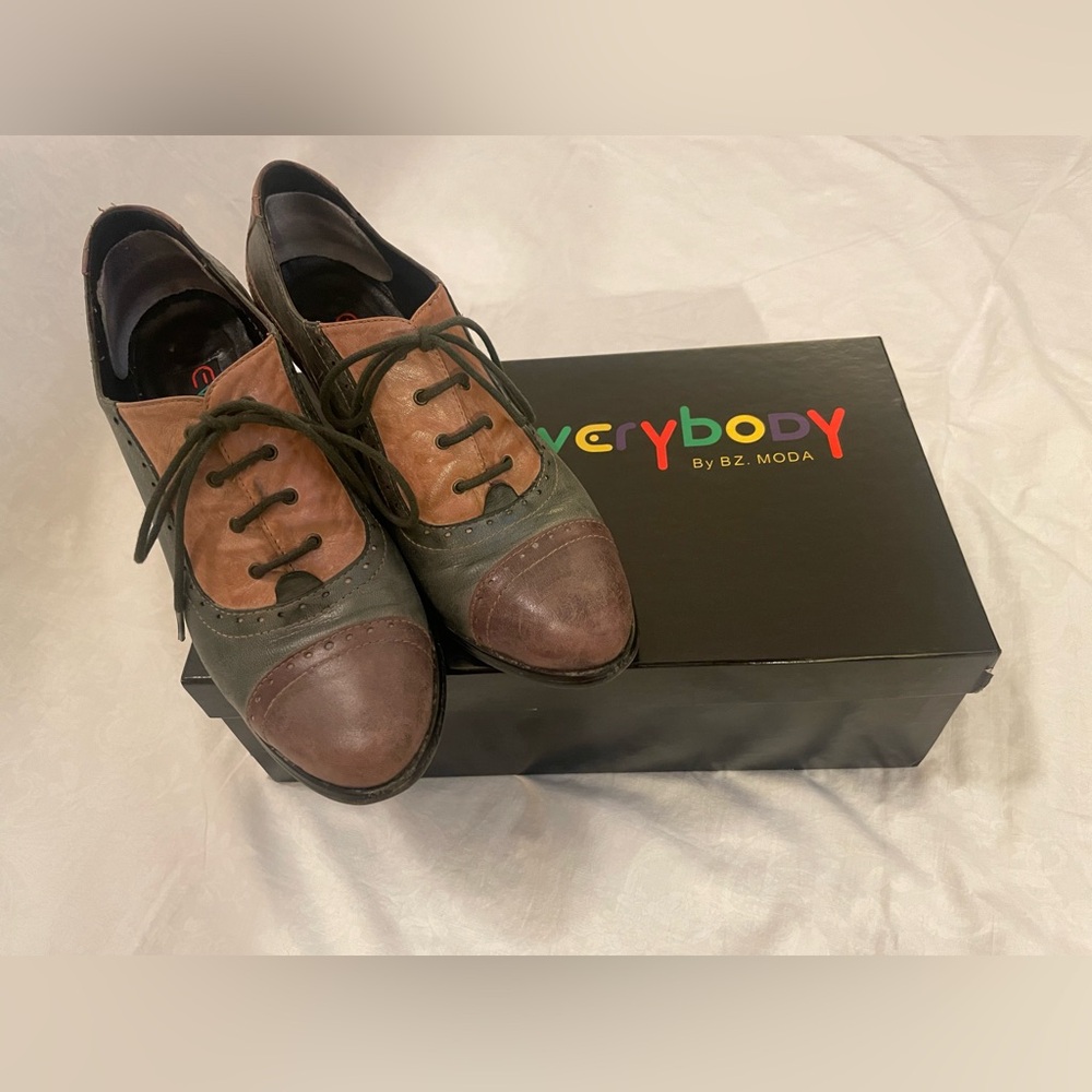 Women’s lace up oxfords